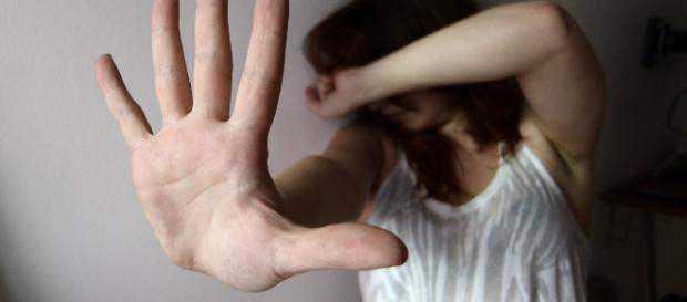Scoprono che è lesbica: figlia picchiata e violentata dal padre. Scoprono che è lesbica: figlia picchiata e violentata dal padre.