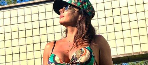 Viviane Araújo canta hit de Belo em festa com amigos. (Reprodução/Instagram/@araujovivianne)