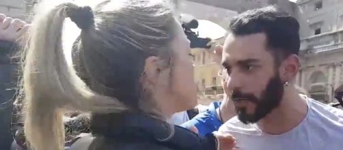 Duro scontro tra passante che inneggia a Salvini e una poliziotta (immagine Twitter)