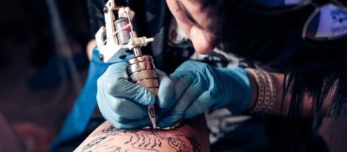 Mulher denuncia tatuador por abuso sexual. (Foto: Arquivo Blasting News)