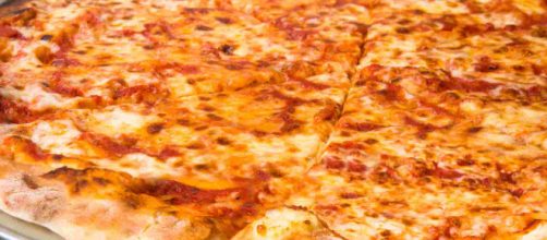 Nigeria, scoppia il pizza-gate: alimento ordinato a Londra e consegnato in aeroporto.