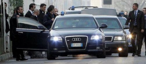Un'auto di stato Audi A6 scortata dagli agenti