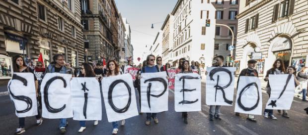 Calendario scioperi aprile: fermi treni, aerei e personale Agenzia delle Entrate Calendario scioperi aprile: fermi treni, aerei e personale Agenzia delle Entrate