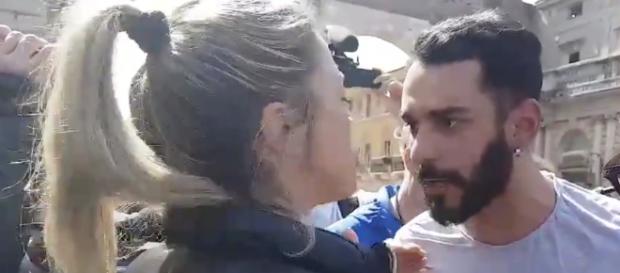 Duro scontro tra passante che inneggia a Salvini e una poliziotta (immagine Twitter) Duro scontro tra passante che inneggia a Salvini e una poliziotta (immagine Twitter)