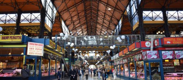 El Mercado Central de Budapest se encuentra en la plaza Fővám tér y abre todos los días menos los domingos El Mercado Central de Budapest se encuentra en la plaza Fővám tér y abre todos los días menos los domingos