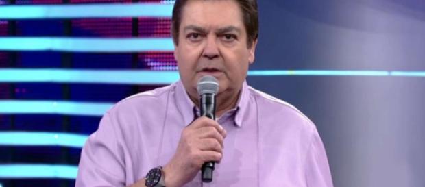 O apresentador errou o sobrenome da convidada. (Arquivo Blasting News) O apresentador errou o sobrenome da convidada. (Arquivo Blasting News)