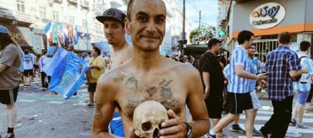 Torcedor levou crânio do avô para a festa em Buenos Aires. (Reprodução/ Twitter) Torcedor levou crânio do avô para a festa em Buenos Aires. (Reprodução/ Twitter)