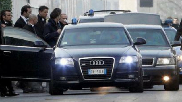 Un'auto di stato Audi A6 scortata dagli agenti