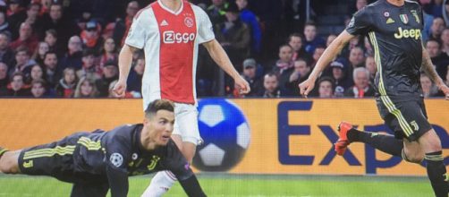 Champions League, Ajax-Juventus 1-1: gol di Ronaldo e Neres, palo di Douglas Costa