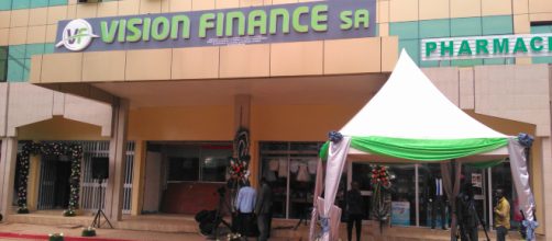 L'entrée de Vision Finance SA à Yaoundé au Marché Central © Odile Pahai