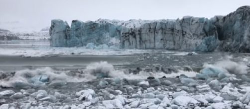 Massive glacier collapses in Iceland lagoon. [Image source/Earthly YouTube video]
