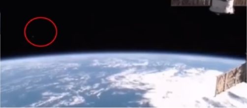Nasa, imprevisto sulla stazione spaziale internazionale: due luci misteriose transitano nell'inquadratura