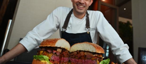 Japon : un burger à 800 euros pour introniser le nouvel empereur - rtl.fr Japon : un burger à 800 euros pour introniser le nouvel empereur - rtl.fr