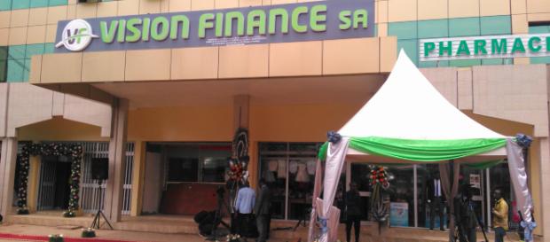 L'entrée de Vision Finance SA à Yaoundé au Marché Central © Odile Pahai L'entrée de Vision Finance SA à Yaoundé au Marché Central © Odile Pahai