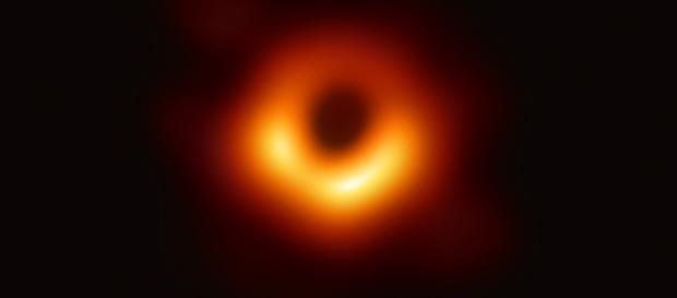 Prima foto di un buco nero: dista 54 milioni di anni luce dalla Terra. Prima foto di un buco nero: dista 54 milioni di anni luce dalla Terra.
