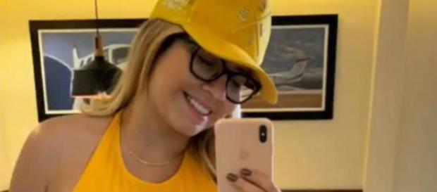 Sertaneja postou selfie em sua conta no Instagram exibindo cintura fina após cirurgia. (Reprodução/Instagram/@mariliamendoncacantora) Sertaneja postou selfie em sua conta no Instagram exibindo cintura fina após cirurgia. (Reprodução/Instagram/@mariliamendoncacantora)