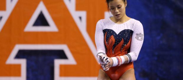 Una gimnasta se rompe las dos piernas en plena competición y se retira de la competición Una gimnasta se rompe las dos piernas en plena competición y se retira de la competición