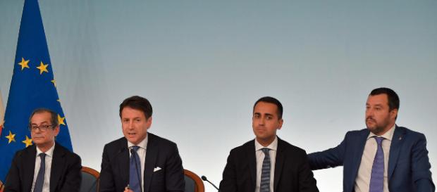 Via libera al Def: meno crescita, più debito e la flat tax rimane solo un annuncio Via libera al Def: meno crescita, più debito e la flat tax rimane solo un annuncio