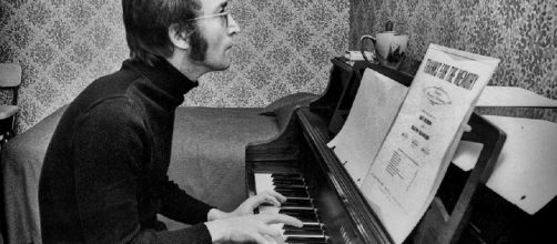 John Lennon suona il pianoforte