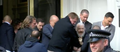 Julian Assange es detenido en la embajada de Ecuador en Londres