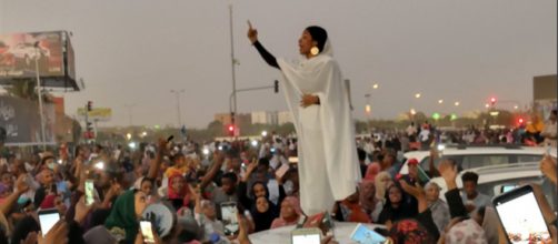 La ragazza simbolo delle proteste in Sudan - letteradonna.it