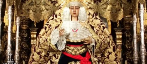 La Virgen de la Caridad, en su paso de palio con el fajín de Franco. / Twitter