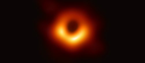 Primeira imagem revelada de um buraco negro. (Arquivo Blasting News)