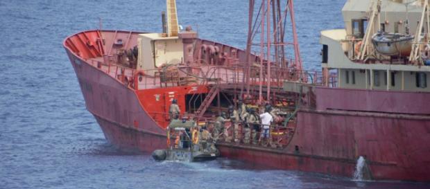 Abordaje. Los infantes de marina acceden al barco secuestrado y se encuentran con el capitán que les relata lo ocurrido Abordaje. Los infantes de marina acceden al barco secuestrado y se encuentran con el capitán que les relata lo ocurrido