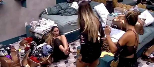 Hariany empurra Paula no 'BBB19'. (Reprodução/Globoplay) Hariany empurra Paula no 'BBB19'. (Reprodução/Globoplay)