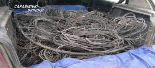 Brindisi, sorpresi con 128 kg di cavi in rame rubati da scalo ferroviario: arrestati due brindisini