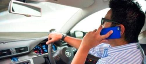 Nuovo codice della strada: patente ritirata due mesi a chi guida con il cellulare