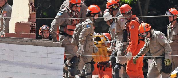 Al menos dos muertos en derrumbe de edificios en favela de Río de Janeiro. Al menos dos muertos en derrumbe de edificios en favela de Río de Janeiro.