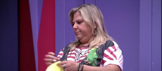 Família no BBB: mãe de Hariany arruma as malas da filha. (Reprodução/TV Globo) Família no BBB: mãe de Hariany arruma as malas da filha. (Reprodução/TV Globo)