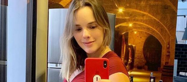 Os internautas perceberam que o bebê marcou o macacão com o pezinho. (Reprodução/Instagram/@thaeme) Os internautas perceberam que o bebê marcou o macacão com o pezinho. (Reprodução/Instagram/@thaeme)