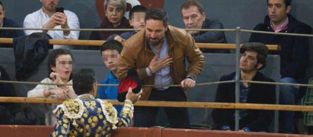 Santiago Abascal recoge un brindis de El Cid en Vistalegre. / Eduardo San Bernardo Santiago Abascal recoge un brindis de El Cid en Vistalegre. / Eduardo San Bernardo