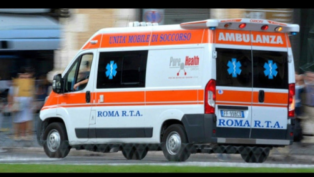 Malore sulla Cristoforo Colombo mentre era in fila con la mamma e la zia: muore a 11 anni. La procura apre un'indagine.