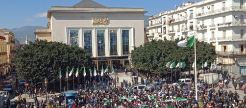 Folle oceaniche nelle strade dell'Algeria per l'ottavo venerdì consecutivo: il risveglio della primavera araba.