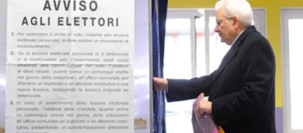 Il Presidente Mattarella al seggio elettorale Il Presidente Mattarella al seggio elettorale