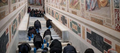 Roma, riapre la “Scala Santa” dopo 300 anni: dove i fedeli salgono in ginocchio
