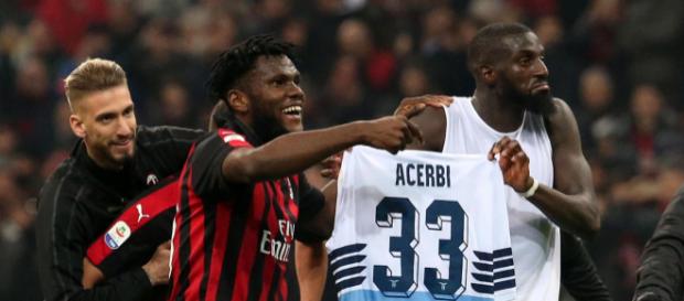 Kessie e Bakayoko mostrano la maglia di Acerbi ai tifosi del Milan Kessie e Bakayoko mostrano la maglia di Acerbi ai tifosi del Milan