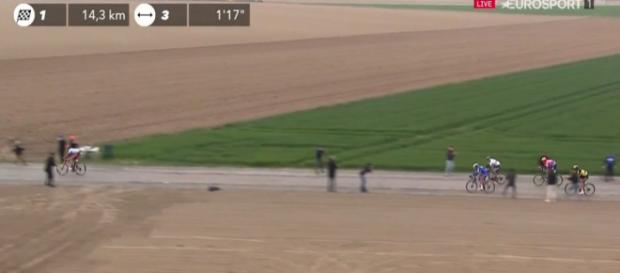 Parigi-Roubaix: l'attacco decisivo di Politt con Gilbert. Parigi-Roubaix: l'attacco decisivo di Politt con Gilbert.
