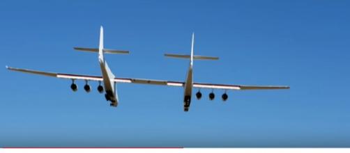 Stratolaunch on it's first flight [Image source/Hecht Speed YouTube video]