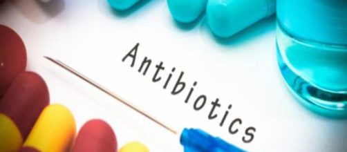 Allerta dell'Aifa su antibiotici chinolonici e fluorochinolonici: 'Rischio reazioni'