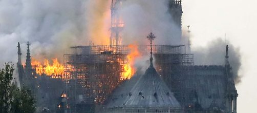 Catedral de Notre-Dame, em Paris, pega fogo nesta segunda-feira (Arquivo Blasting News)