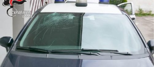 Lecce, 41enne tenta di tagliarsi le vene con delle forbici, poi sfascia il parabrezza dell'auto dei carabinieri.