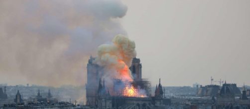 Parigi, grosso incendio devasta Notre-Dame