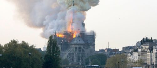 Parigi: Notre Dame avvolta dalle fiamme.