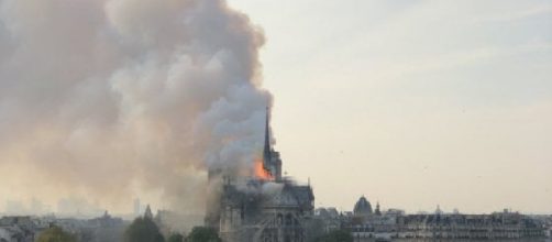 Parigi, incendio alla cattedrale di Notre-Dame: turisti in fuga dal monumento