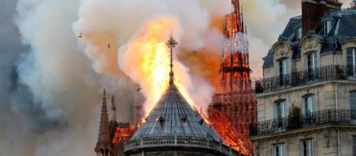 Parigi: le fiamme divorano la cattedrale di Notre Dame.