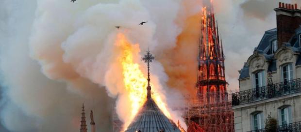 Notre Dame di Parigi incendio: le fiamme divorano la cattedrale Notre Dame di Parigi incendio: le fiamme divorano la cattedrale